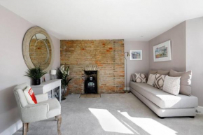 Modern studio flat by Bedford Square with sea view